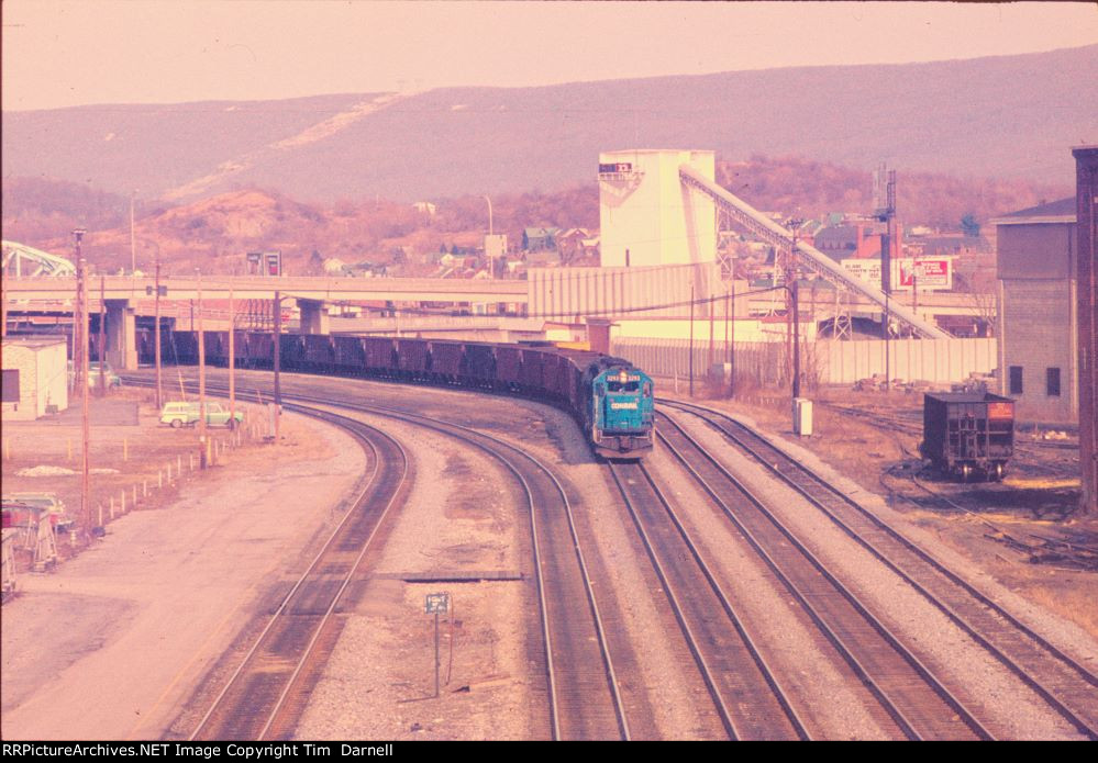 CR 3293 on an empty hopper train